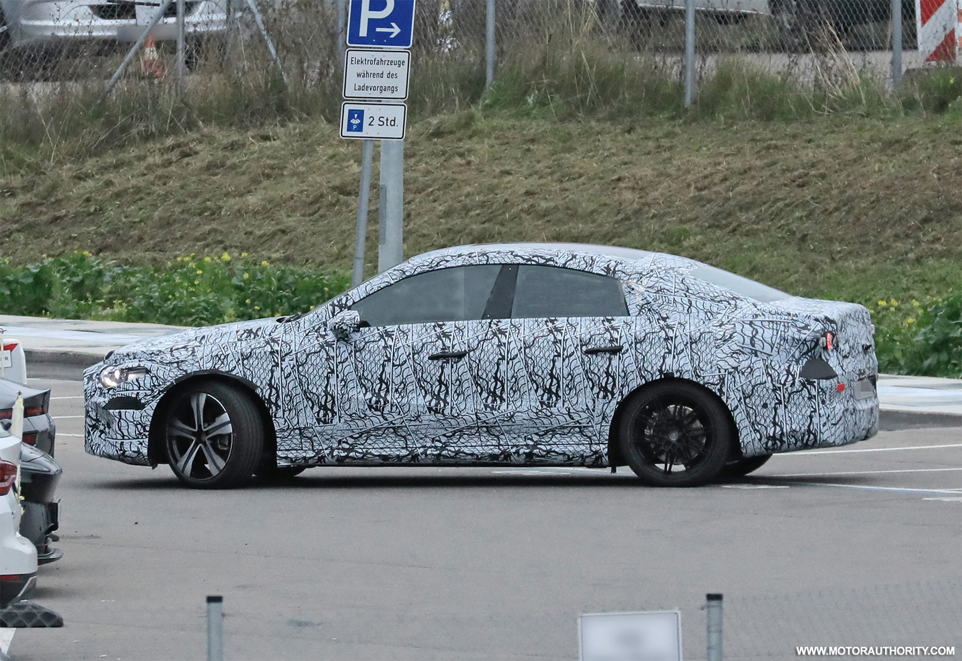2025 წლის Mercedes-Benz EQA პაპარაცებმა დააფიქსირეს