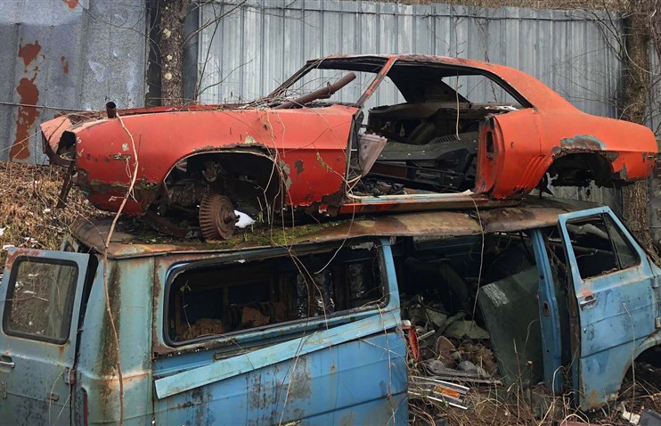 1969 წლის Chevy Camaro-ს ტრიო მინდორში დალპობისგან იხსნეს