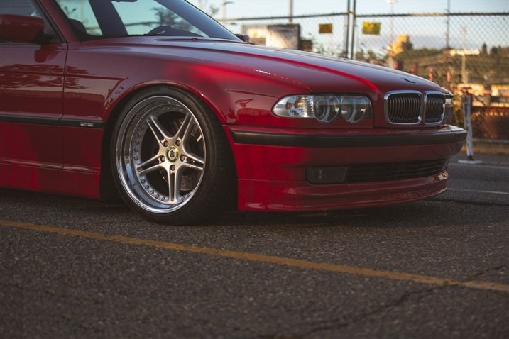 ძველი სკოლის BMW “M7”- ბრენდის მოყვარული BMW-ს პოლიტიკის წინააღმდეგ