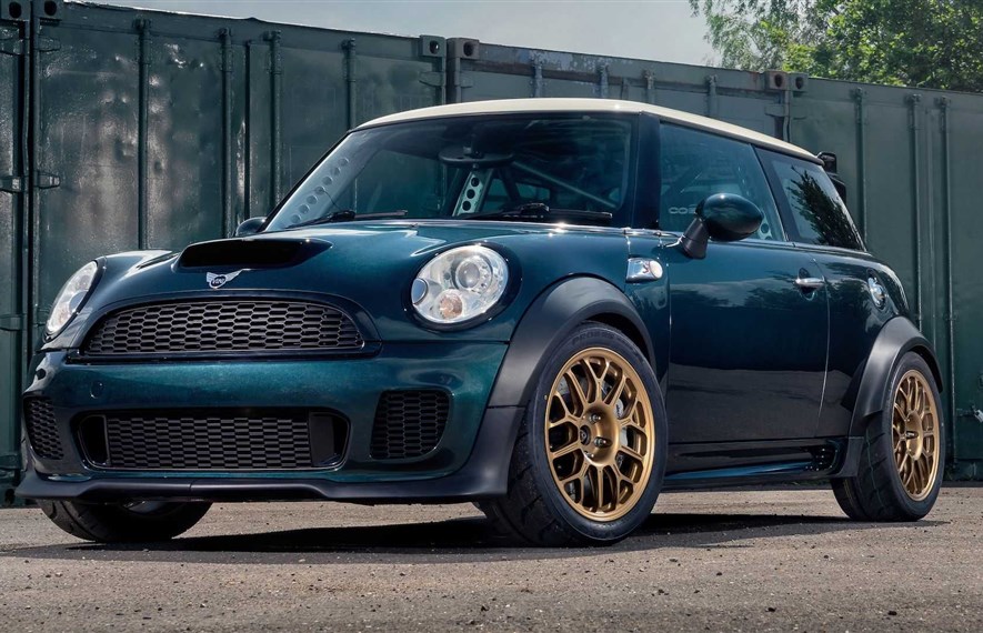 V8-ძრავიანი Mini Cooper-ის დებიუტი გუდვუდის ფესტივალზე შედგება