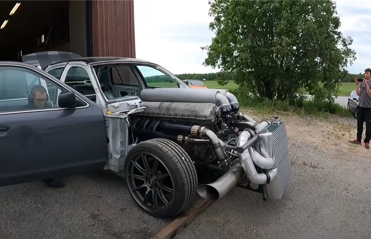 ტანკის ძრავის მქონე Ford Crown Victoria-ს აბსურდული ხმა აქვს