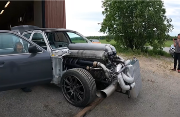 ტანკის ძრავის მქონე Ford Crown Victoria-ს აბსურდული ხმა აქვს