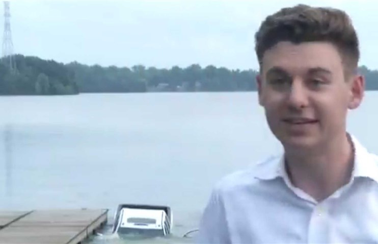 პიკაპი პირდაპირ ეთერში ტბაში ჩაიძირა