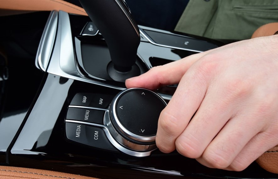რა არის BMW-ს iDrive-ი?