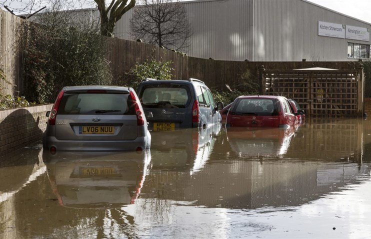 როგორ ამოვიცნოთ დატბორილი ავტომობილი