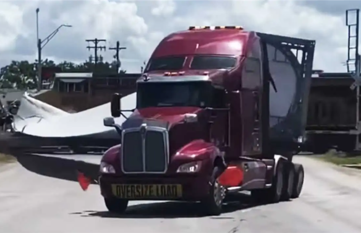 ნახეთ როგორ ეჯახება უზარმაზარი ტურბინის გადამტან სატვირთოს მატარებელი