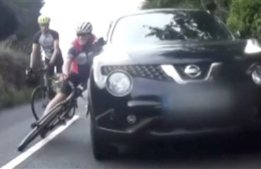 ვიდეო: გასწრების მცდელობისას ველოსიპედისტს თავში რამდენჯერმე წამოარტყეს