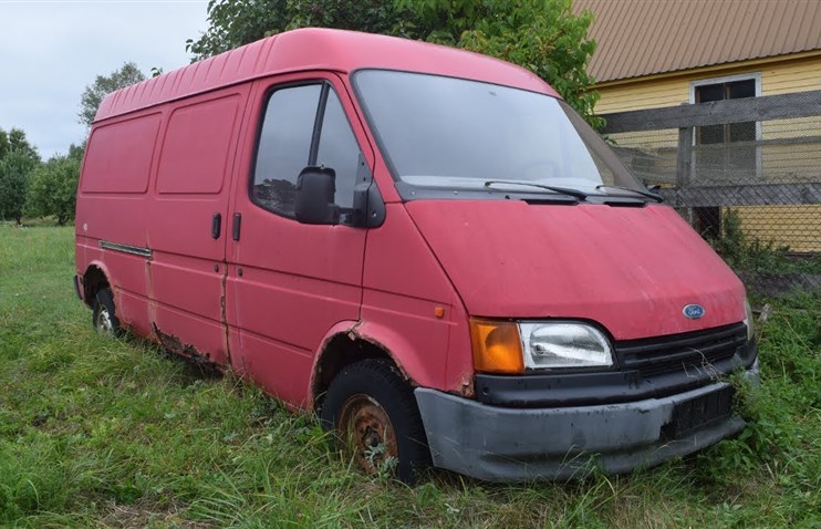 12 წლის განმავლობაში მიტოვებული და დაჟანგული Ford Transit-ი ჩვეულებრივად დაიქოქა