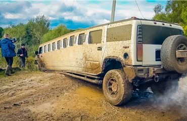 Hummer H2-ის ლიმუზინი უგზოობაში სიარულისას უხერხულად გაიჭედა