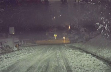 Tesla Model Y თოვლიან დაღმართს ვერ გაუმკლავდა