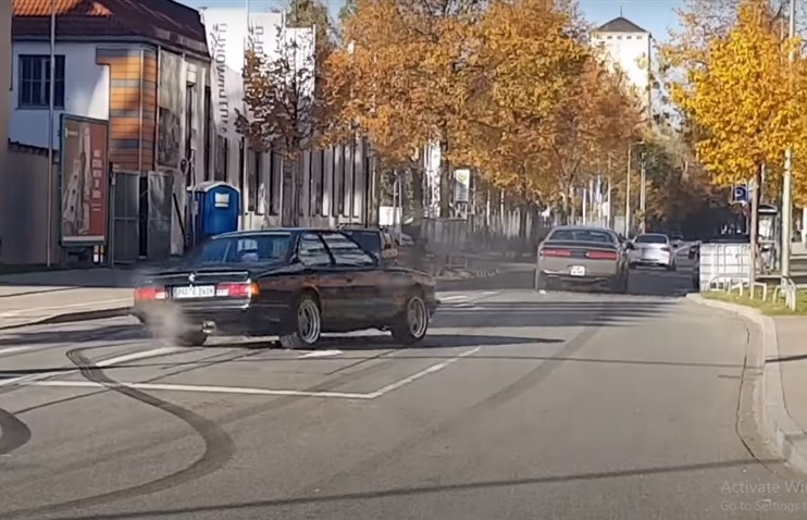 BMW-ს მძღოლის დრიფტის მცდელობა წარუმატებლად დასრულდა