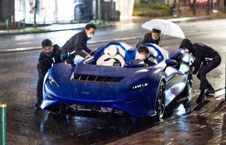 წვიმაში გამოჭერილი McLaren Elva - უსახურავო ავტომობილის ყოლის მინუსები