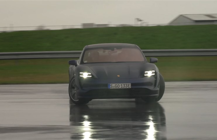Porsche Taycan Turbo-ს დრიფტის მცდელობა