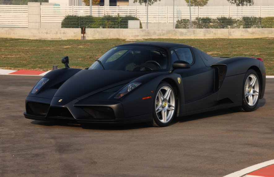 მსოფლიოში ერთადერთი, ქარხნულად შავი Ferrari Enzo იყიდება