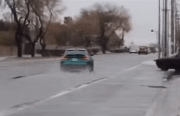 BMW M3 Competition-მა განათების ბოძები კეგლებივით წააქცია