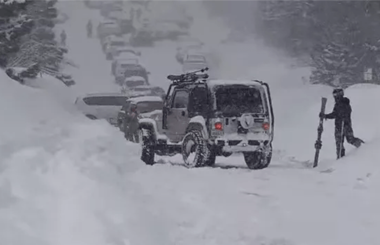 Jeep Wrangler-მა ყინულზე მოჭიდება დაკარგა და მანქანებს დაეჯახა