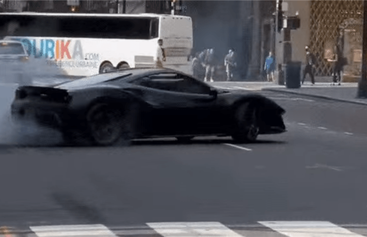 Ferrari 488-ს მძღოლი ქუჩაში „დონატებით“ გაერთო