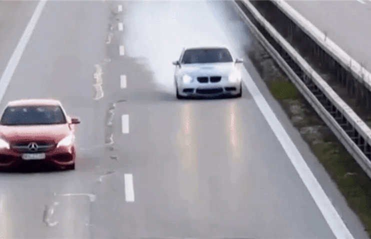 მაღალ სიჩქარეზე გადაადგილებისას BMW E90 M3 ბოლს უშვებს და ფუჭდება