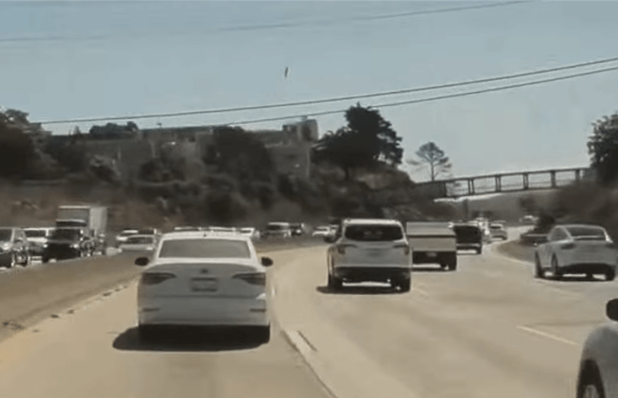 Tesla Cybertruck-ს ავტობანზე დისკის ხუფი მოძვრა