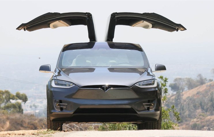 ორი წლის ბავშვი დედას Tesla-თი დაეჯახა
