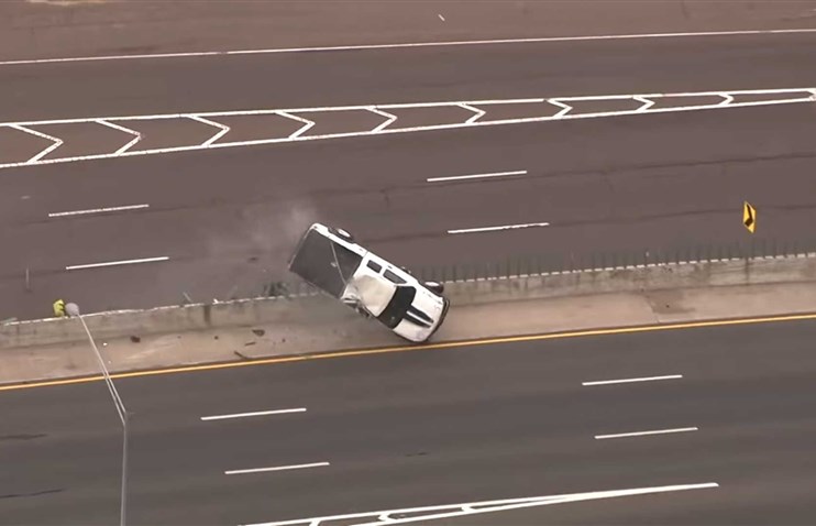 პოლიციის დევნისას პიკაპი გადაბრუნდა და გზა ისევ განაგრძო