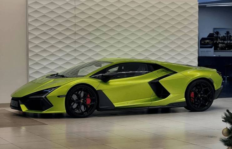 ახალი Lamborghini Revuelto მფლობელისაკენ მიმავალ გზაზე დაიმტვრა