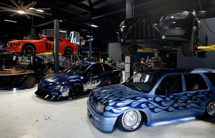 West Coast Customs-ის მფლობელი მანქანების უჩვეულო კოლექციას ჰყიდის