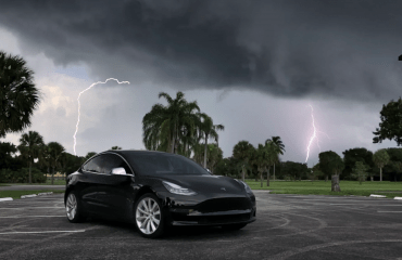 სახლს მეხი დაეცა და Tesla გაფუჭდა | ელექტრომობილები ცუდ ამინდშიც თავის ტკივილია?