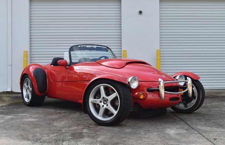 ამერიკული Panoz Roadster-ი, რომელიც ბრიტანულ Caterham-ზე ძლიერი გამოვიდა