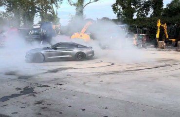 Mustang-ის ქალი მძღოლი „დონატების“ შემდეგ გაიქცა და ორ პოლიციელს დაეჯახა