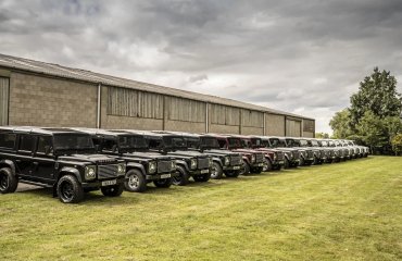 ენთუზიასტმა 240 კლასიკური Land Rover Defender-ი შეიძინა და ოქროს საბადოდ აქცია