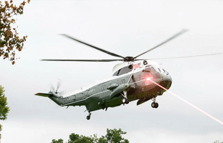 ამერიკის პირველი პირის ვერტმფრენისთვის ლაზერის დამიზნებაში ბრალდებული დააკავეს