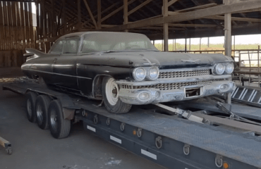 ქალმა ბეღელში 20 წლით მიტოვებული 1959 წლის Cadillac Coupe DeVille აღმოაჩინა