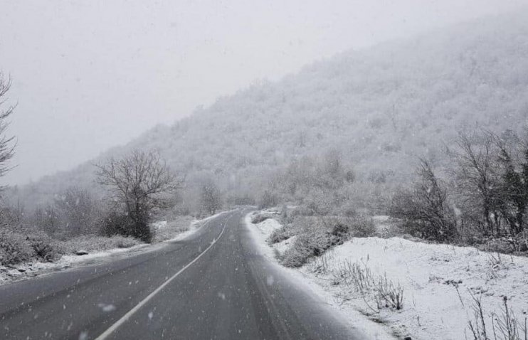 თოვლის გამო საქართველოს გარკვეულ ტერიტორიებზე გადაადგილება იზღუდება