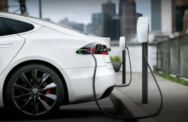 ელექტრომობილის დამმუხტველი Tesla-ს შეერთებისთანავე აფეთქდა — მიზეზები