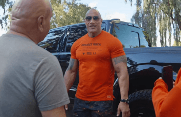 The Rock-მა გულშემატკივარს საჩუქრად თავისი საყვარელი ავტომობილი გადასცა