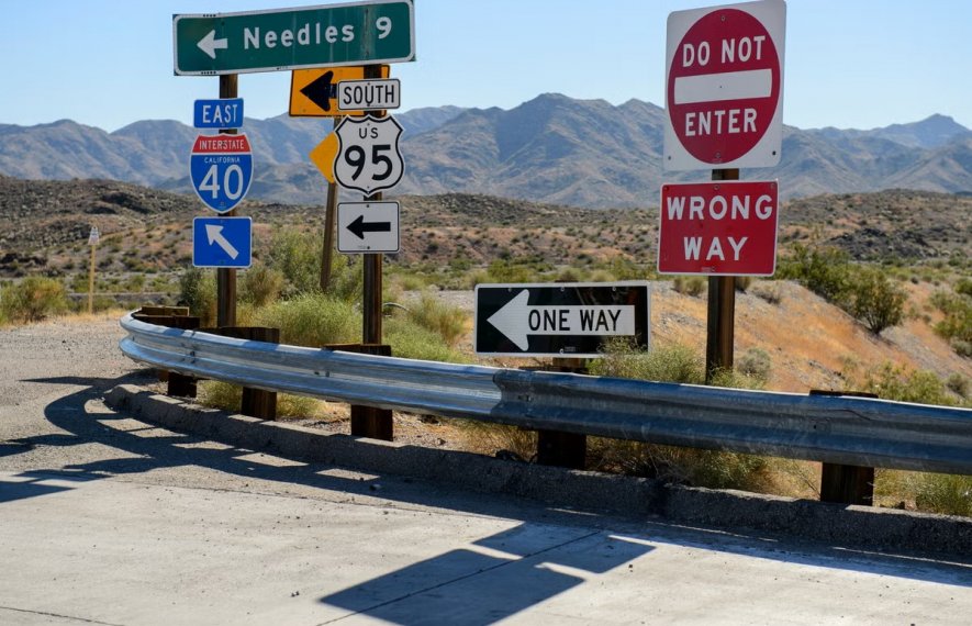 საგზაო ნიშნები, უცნაური, ავტომაგისტრალი