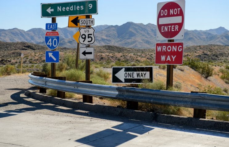 ლოს-ანჯელესში წლები ყალბ საგზაო ნიშანს იყენებდნენ | და ვერავინ ამჩნევდა