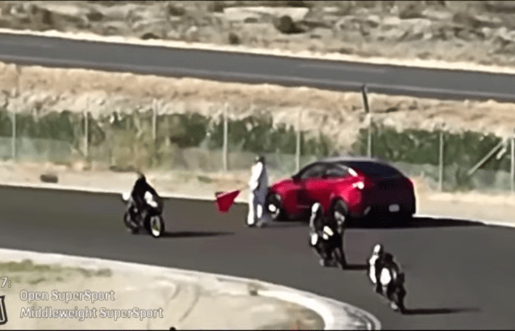 GPS-ს მინდობილმა მძღოლმა თავი მოტორბოლის ტრასაზე ამოყო