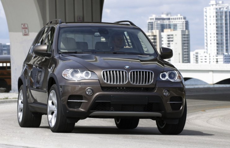 BMW მამაკაცს, რომელსაც მანქანის კარში თითი ჩაჰყვა, $2 მილიონს გადაუხდის