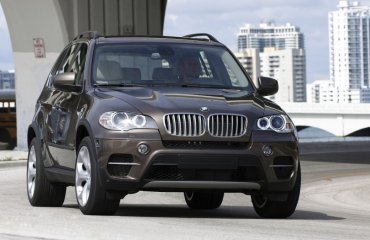 BMW მამაკაცს, რომელსაც მანქანის კარში თითი ჩაჰყვა, $2 მილიონს გადაუხდის