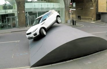 ეს მხოლოდ Evoque-ს შეუძლია | ძალების დემონსტრირებისთვის Range Rover-მა უზარმაზარი სიჩქარის ბორცვი შექმნა