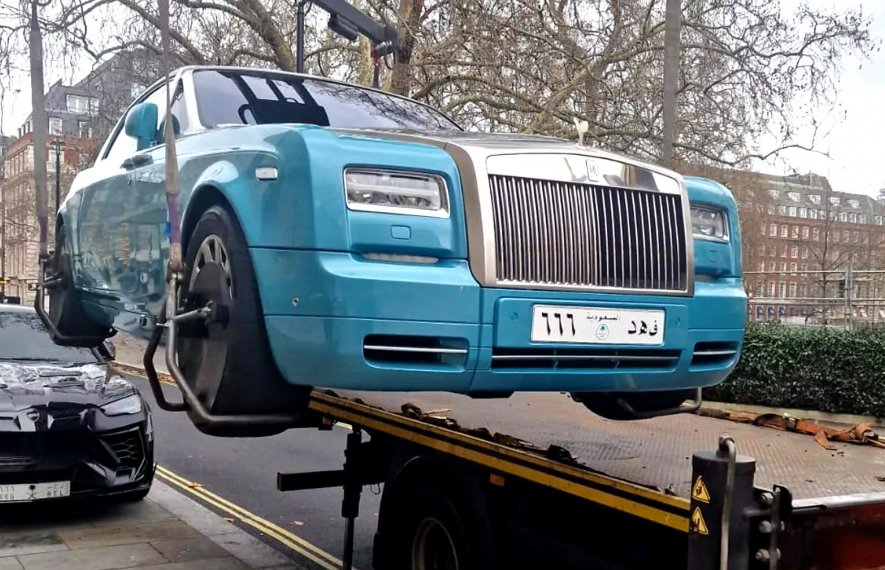 სუპერქარები, პარკირება, ფერარი, ბენტლი, ლამბორგინი, იაგუარი ი-თაიფი