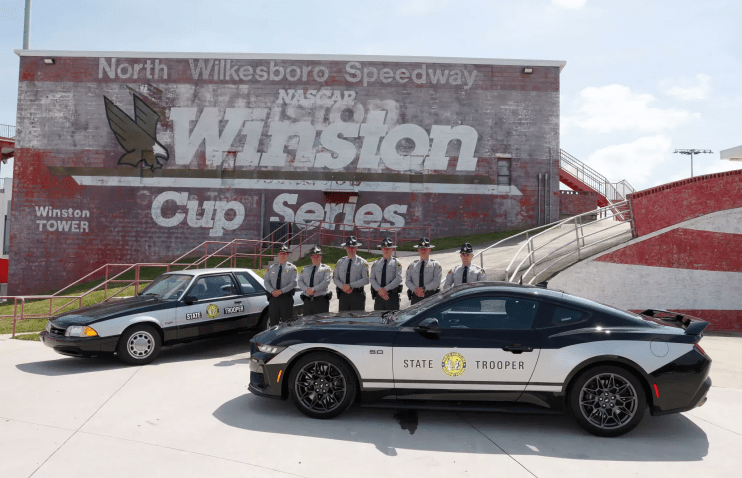 პოლიციელები მაღალსიჩქარიან დევნებს ამ V8-იანი „მასლქარებით“ ებრძვიან