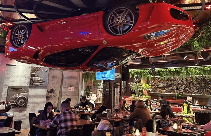 ჩინეთში რესტორნის ჭერზე Ferrari F430 თავდაყირა დაკიდეს
