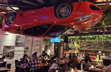 ჩინეთში რესტორნის ჭერზე Ferrari F430 თავდაყირა დაკიდეს