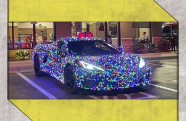 $100 000-იანი Corvette-ის მფლობელმა სპორტქარი 2 500 საშობაო ნათურით მორთო