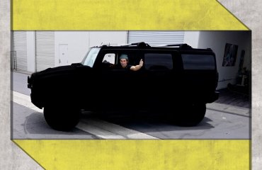 კალიფორნიელმა კაცმა თავისი Hummer-ი მსოფლიოში ყველაზე შავი საღებავით გადაღება