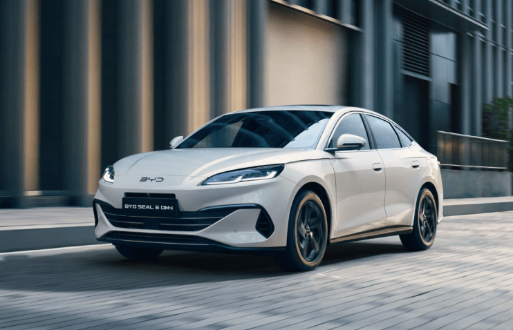 წლის „საუკეთესო ავტომობილების“ ათეულში ყველა მანქანა გარკვეულწილად ელექტრიფიცირებულია