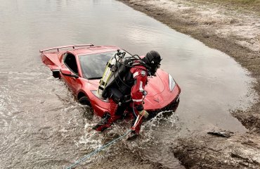 მძღოლმა ნახევრად ჩაძირული Corvette ტბაში მიატოვა